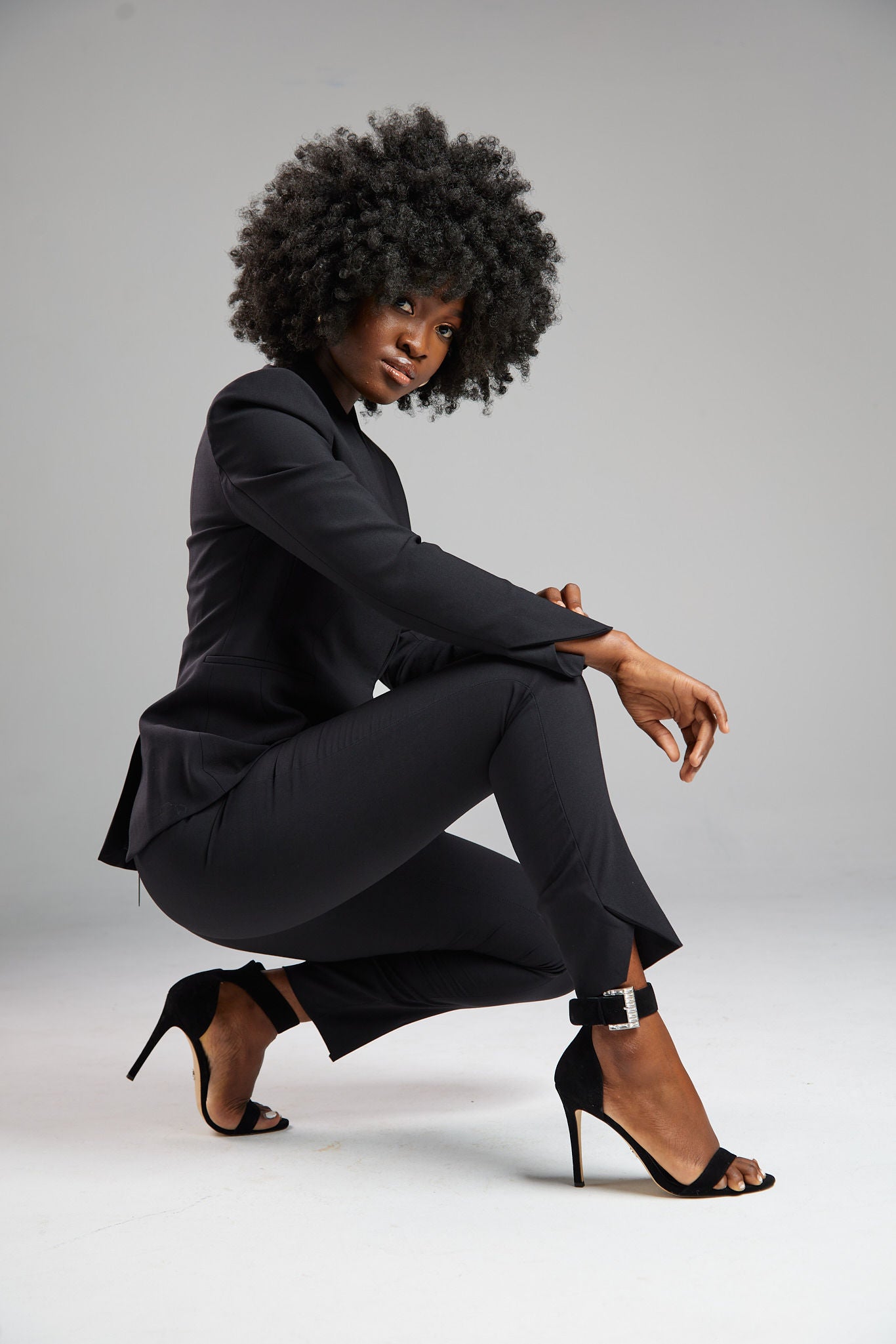 Women's pant suits with their distinctive ankle pyramid cut. Expertly crafted from Italian extra fine merino wool and elastane. Ideal for business meetings or casual wear.